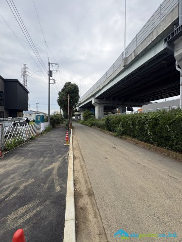 茅ヶ崎市西久保Ⅲ　新築戸建　全４棟D号棟の前面道路含む現地写真