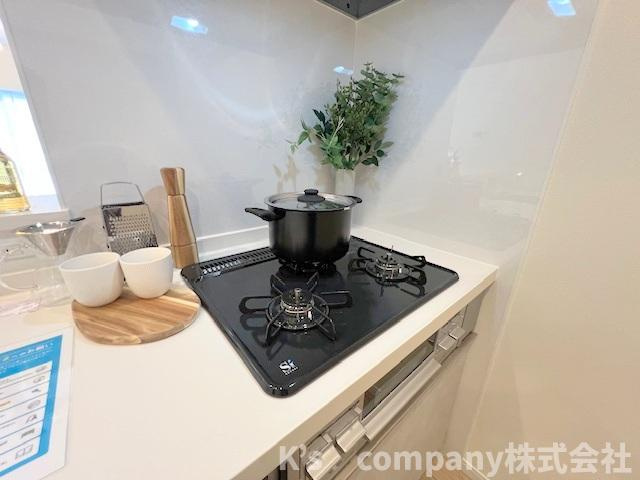 茅ヶ崎市南湖1丁目　ネオハイツ茅ヶ崎のキッチン|三口ガスコンロでお料理の幅が広がります◇