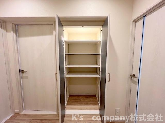茅ヶ崎市南湖1丁目　ネオハイツ茅ヶ崎の収納|玄関正面にある収納スペース◇