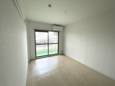 【居間・リビング】 | ハイツシグマ | こちらのリビングで趣味の時間をお楽しみください