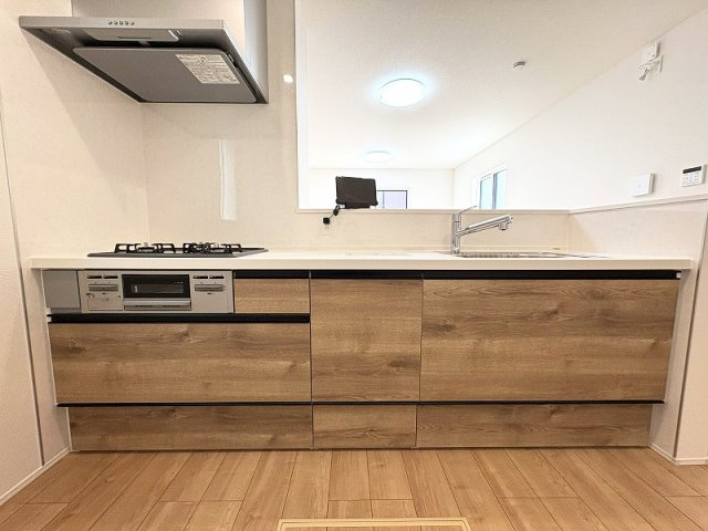 【キッチン】 | 新座市片山3丁目　新築一戸建住宅　全1棟　(保谷店) | キッチンで作業しつつ、ご家族との会話を楽しめる対面式キッチン。