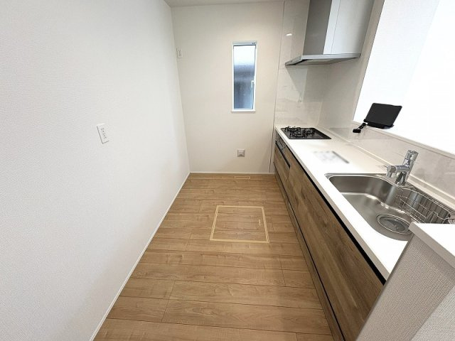 【キッチン】 | 新座市片山3丁目　新築一戸建住宅　全1棟　(保谷店) | 足元にはストック置き場にも便利な床下スペース付き。