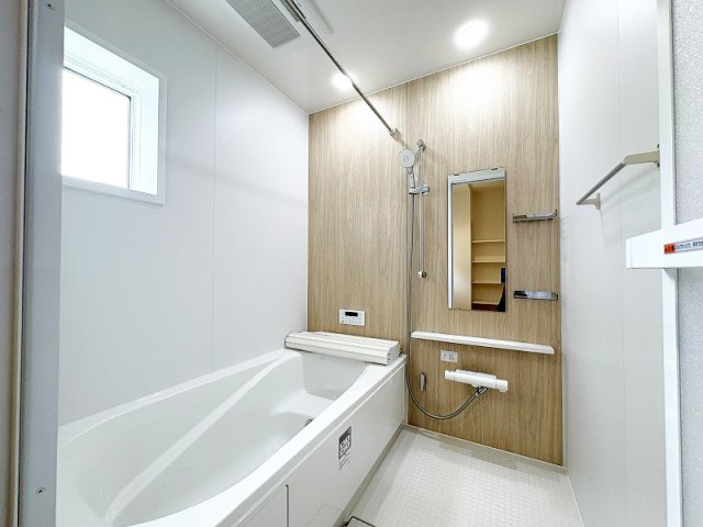 【浴室】 | 新座市片山3丁目　新築一戸建住宅　全1棟　(保谷店) | 1日の疲れを癒す広々としたバスルーム。浴室乾燥機が備わり、防カビ対策や雨の日のお洗濯にも活躍いたします。