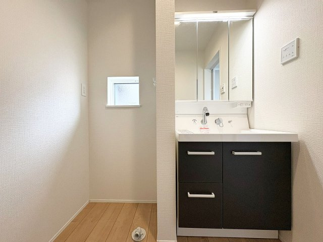 【独立洗面台】 | 新座市片山3丁目　新築一戸建住宅　全1棟　(保谷店) | 洗面台には大きく見やすい三面鏡が付いているので、身支度がスムーズに行えます。