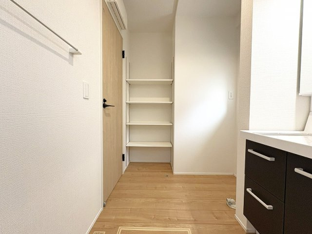 【脱衣所】 | 新座市片山3丁目　新築一戸建住宅　全1棟　(保谷店) | タオルや洗剤ストック置場に便利な可動棚付きのスペース