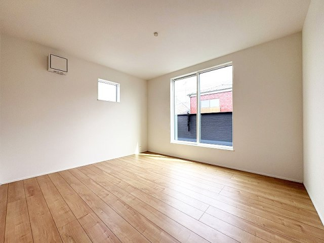 【寝室】 | 新座市片山3丁目　新築一戸建住宅　全1棟　(保谷店) | 2階7.75帖/バルコニーと繋がり開放感のあるお部屋。