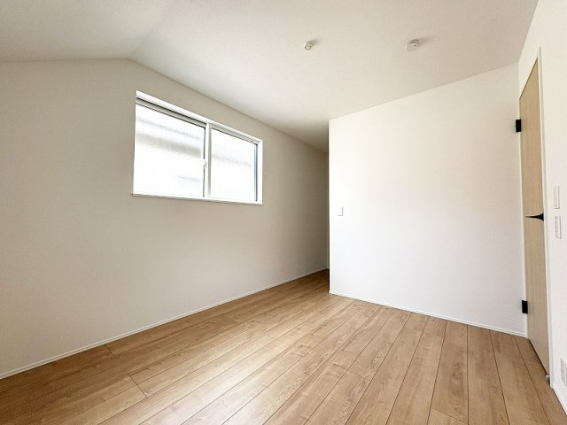 【子供部屋】 | 新座市片山3丁目　新築一戸建住宅　全1棟　(保谷店) | 2階5.25帖/全居室に収納スペースが備わりお部屋を広々お使いいただけます。