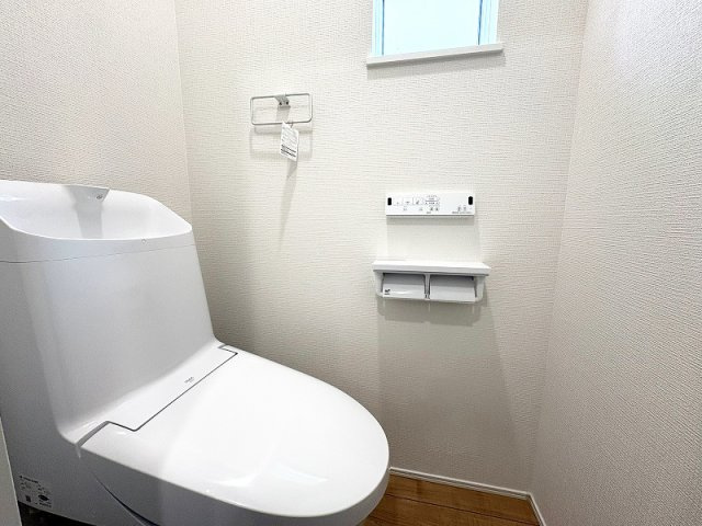 【トイレ】 | 新座市片山3丁目　新築一戸建住宅　全1棟　(保谷店) | 温水洗浄機能付、清潔感のあるトイレ。