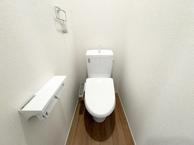 【トイレ】 | 新座市片山3丁目　新築一戸建住宅　全1棟　(保谷店) | 各階に設置されているので来客時も気兼ねなくお使いいただけます。