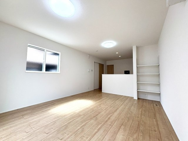 【居間・リビング】 | 新座市片山3丁目　新築一戸建住宅　全1棟　(保谷店) | 暮らしの中心となるリビングは、ご家族で心地良く過ごせる空間に。