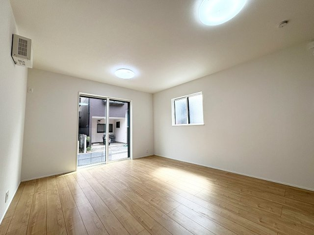【居間・リビング】 | 新座市片山3丁目　新築一戸建住宅　全1棟　(保谷店) | 2面採光につき採光通風良好！開放感のあるリビングです。
