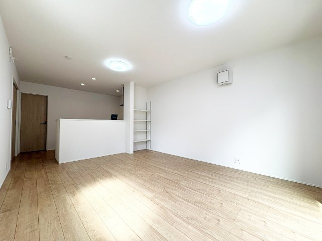 【居間・リビング】 | 新座市片山3丁目　新築一戸建住宅　全1棟　(保谷店) | 広々としたリビングはソファーなどの家具もラクラク置くことができます。