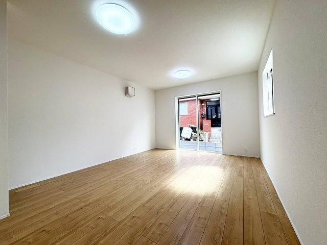 【居間・リビング】 | 新座市片山3丁目　新築一戸建住宅　全1棟　(保谷店) | 落ち着いた色味のクロスとフローリングでほっと一息つける空間。