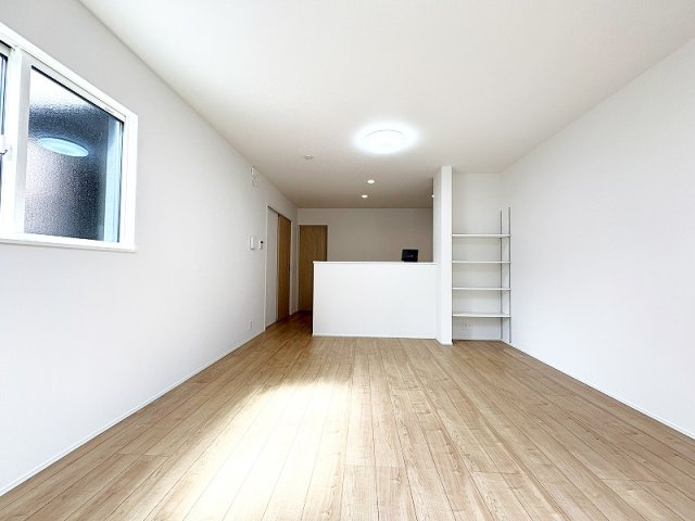 【居間・リビング】 | 新座市片山3丁目　新築一戸建住宅　全1棟　(保谷店) | 可動棚設置で本やインテリアもお洒落に飾ることができます。