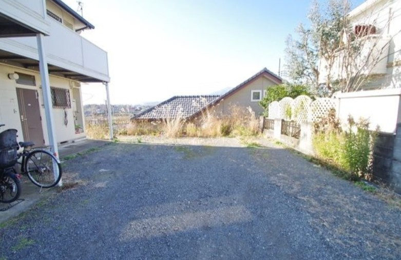 厚木市及川２丁目のアパートの駐車場