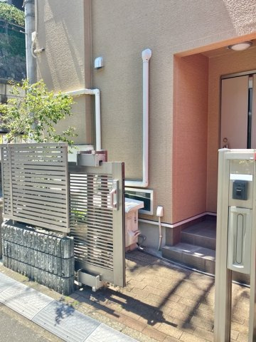 若葉戸建のエントランス