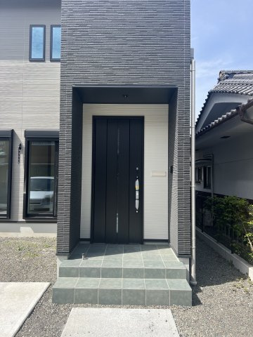 塩尻市大門三番町　新築住宅のエントランス
