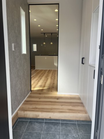 塩尻市大門三番町　新築住宅の玄関|ゆったりとした玄関です