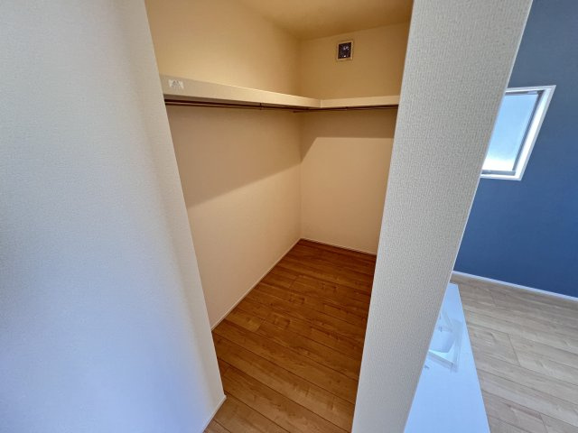 新築　安中市古屋　Livele Garden.S　3号棟の収納|　主寝室の大型のウォークインクローゼットは収納ラクラク、お部屋スッキリ♪							

