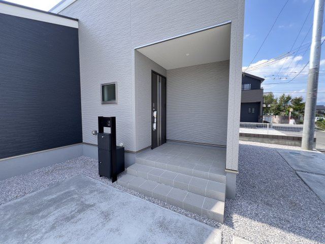 新築　安中市古屋　Livele Garden.S　3号棟の玄関|　ポストと一体型のTVモニターホンでセキュリティ安心！
