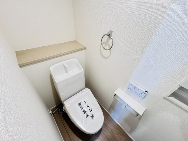 松戸市小金原2丁目新築戸建【根木内小学校:徒歩2分】のトイレ|温水洗浄暖房便座つきトイレ