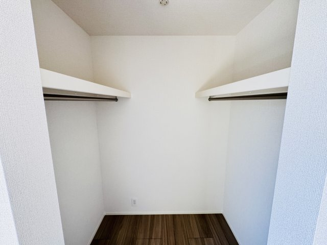 松戸市小金原2丁目新築戸建【根木内小学校:徒歩2分】の収納|6.6帖寝室・ウォークインクローゼット