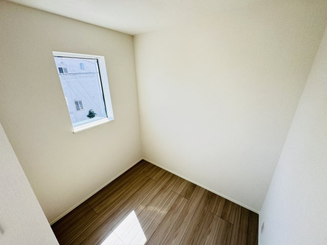 松戸市小金原2丁目新築戸建【根木内小学校:徒歩2分】の寝室|6.6帖寝室・フリースペース
