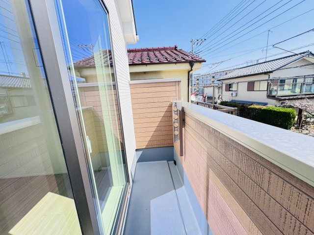 松戸市小金原2丁目新築戸建【根木内小学校:徒歩2分】のバルコニー|寝室前南東向きルーフバルコニー・日当たり良好♪