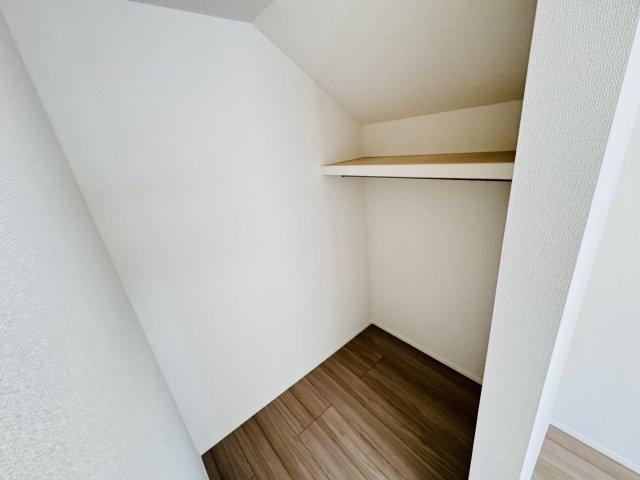 松戸市小金原2丁目新築戸建【根木内小学校:徒歩2分】の収納|6帖洋室・ウォークインクローゼット