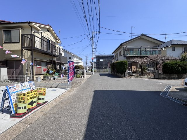 松戸市小金原2丁目新築戸建【根木内小学校:徒歩2分】の前面道路含む現地写真|南東側前面道路・幅員約6ｍ