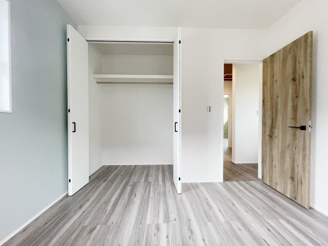 新築戸建・新築建売　郡山市東原　富田東小・富田中の洋室|アクセントクロスがおしゃれな洋室！窓も大きくたっぷり陽の光が射し込みます♪