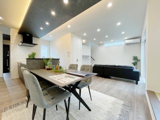 新築戸建・新築建売　郡山市東原　富田東小・富田中の居間・リビング|家族の会話が弾むリビング階段付き！収納やお子様の遊びスペースとしてもおすすめのヌック採用！
