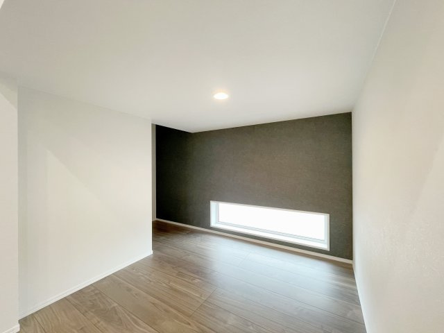 新築戸建・新築建売　郡山市東原　富田東小・富田中の居間・リビング|キッチンの折下げ天井部分にはおしゃれな間接照明もあります！