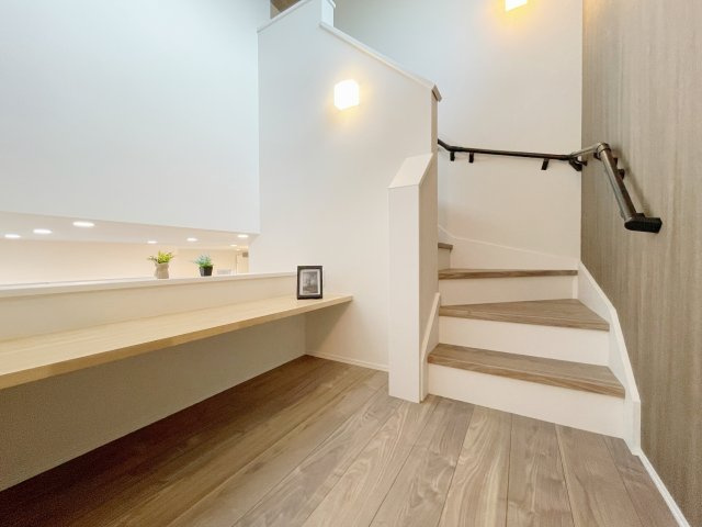 新築戸建・新築建売　郡山市東原　富田東小・富田中の居間・リビング|採光窓もついているヌックスペース！階段下のデッドスペースを有効活用！