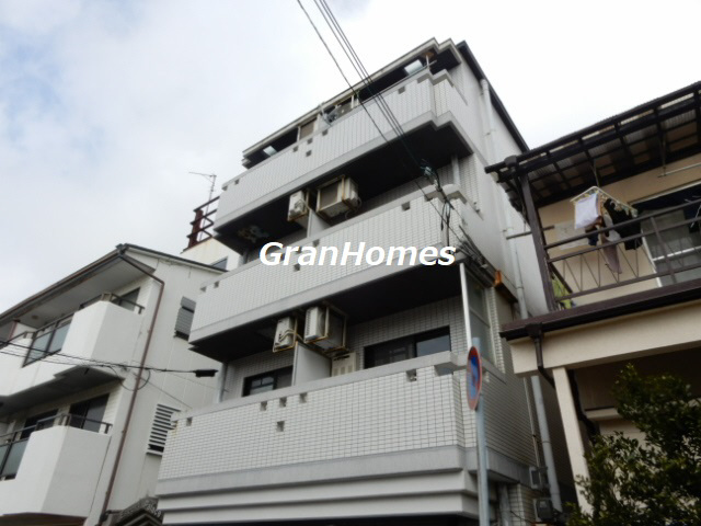 エスコートパレス