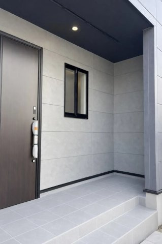 【仲介手数料無料／愛西市】愛西市東保町中　ブルーミングガーデン　新築戸建　2号棟の玄関