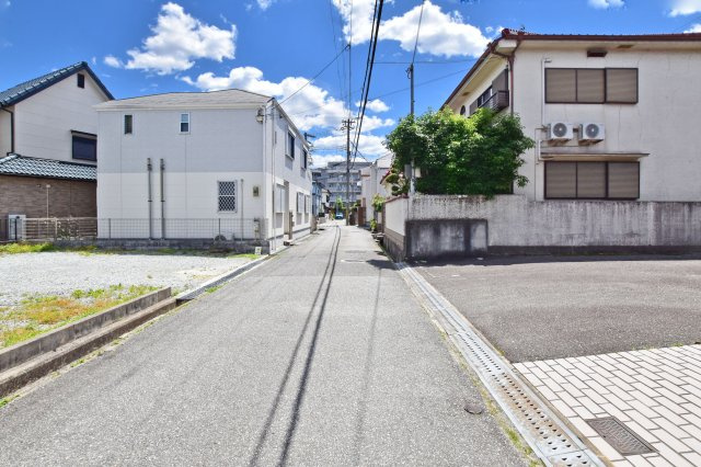 リーブルガーデン宝塚市中州1丁目｜4LDK＋並列駐車2台可の前面道路含む現地写真|西側前面道路　幅員約4.4ｍ