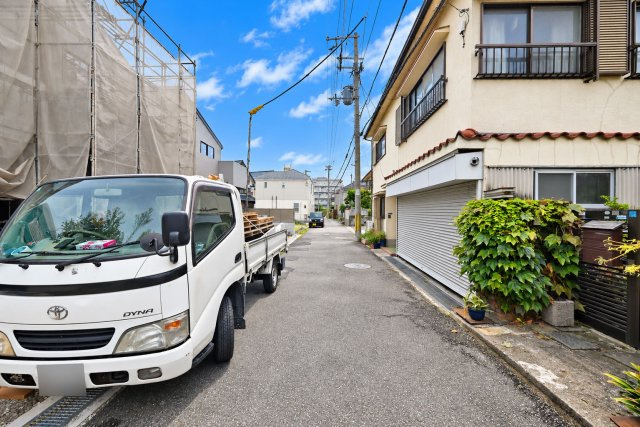 リーブルガーデン宝塚市中州1丁目｜4LDK＋並列駐車2台可の前面道路含む現地写真|西側前面道路　幅員約4.4ｍ