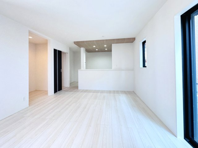松戸市小金きよしケ丘４丁目新築戸建（小金きよしケ丘３期）の居間・リビング|17帖リビングダイニングキッチン