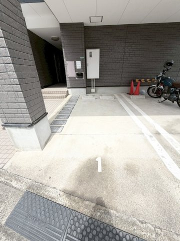 アズ・レイラの駐車場