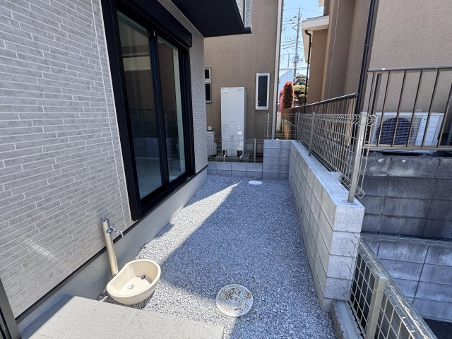松戸市小金きよしケ丘４丁目新築戸建（小金きよしケ丘３期）の庭|リビング前庭スペース・立水栓付き