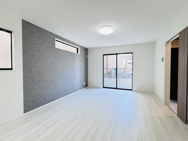 松戸市小金きよしケ丘４丁目新築戸建（小金きよしケ丘３期）の居間・リビング|18帖リビングダイニングキッチン・アクセントクロス
