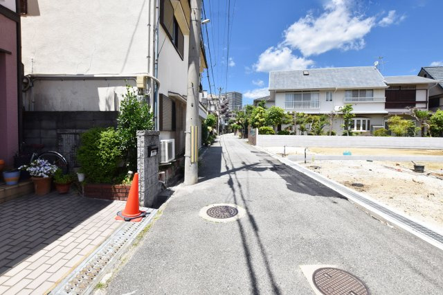 リーブルガーデン宝塚市中州1丁目｜4LDK＋並列駐車2台可の前面道路含む現地写真|西側前面道路　幅員約4.4ｍ