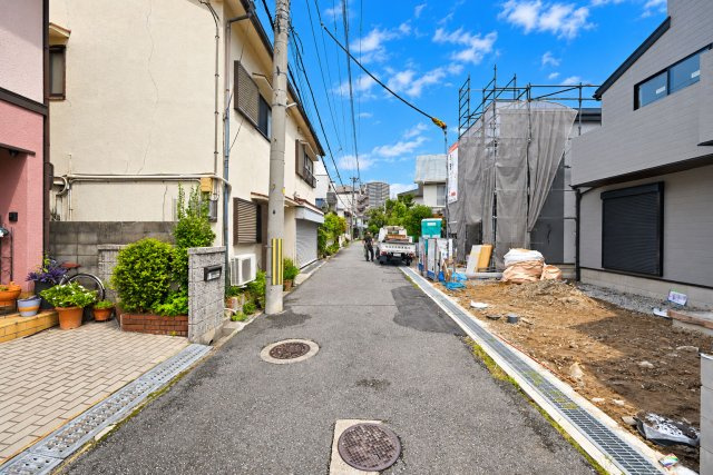 リーブルガーデン宝塚市中州1丁目｜4LDK＋並列駐車2台可の前面道路含む現地写真|西側前面道路　幅員約4.4ｍ