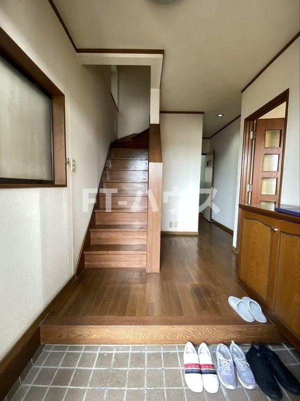 千葉県習志野市藤崎四丁目戸建の玄関