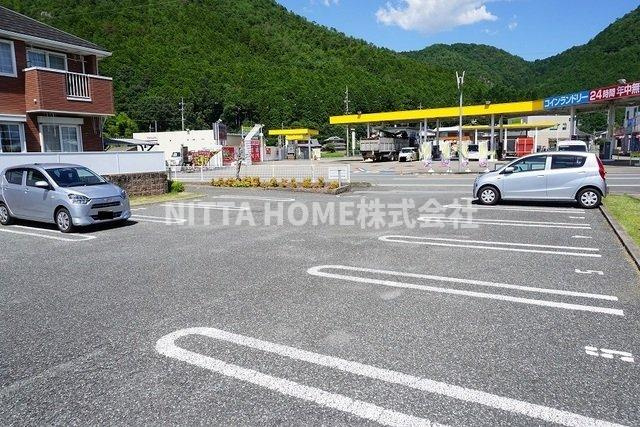 ハーティープレイスＡの駐車場|敷地内駐車場は広々しています◇