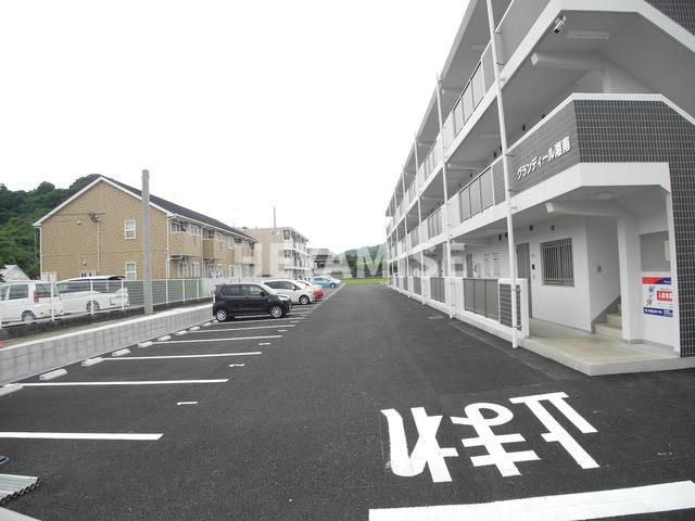 グランディール湘南の駐車場