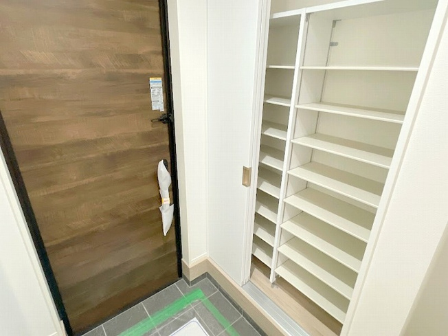 【内観：施工例】 | 川越市寺尾　新築一戸建住宅　全1棟　(ふじみ野店) | 【同社施工例/玄関】