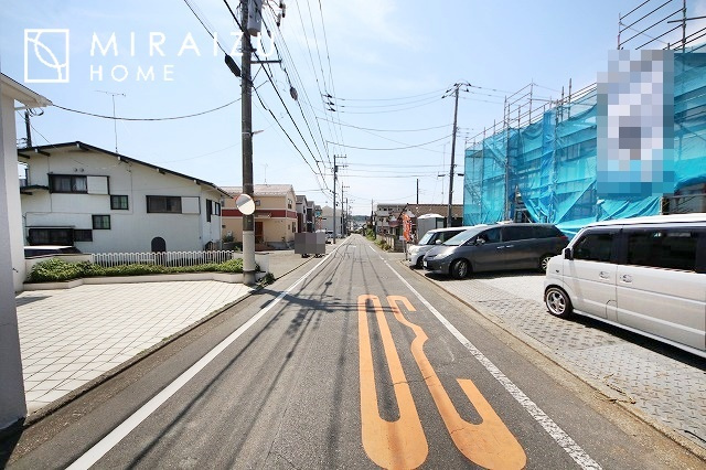【前面道路含む現地写真】 | 陽の光をたっぷりと浴びながら気持ち良く生活が出来ます。夢のマイホーム、夢ではなく実現出来ます！見学・ご相談等、お気軽にご連絡下さい。