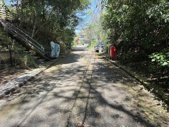 函南町　伊豆エメラルドタウン別荘地の前面道路含む現地写真